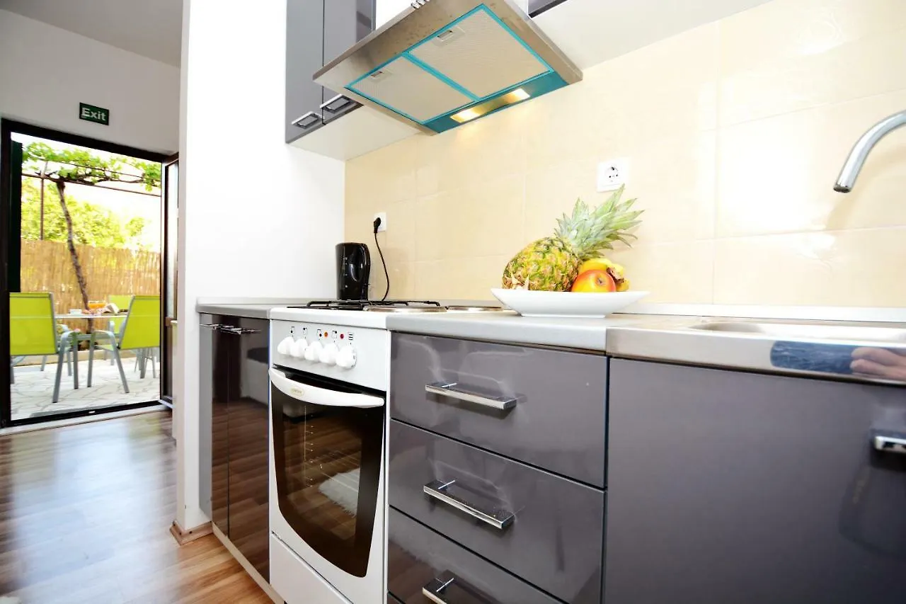 Apartment Little Lucy Near Split Airport Kastela